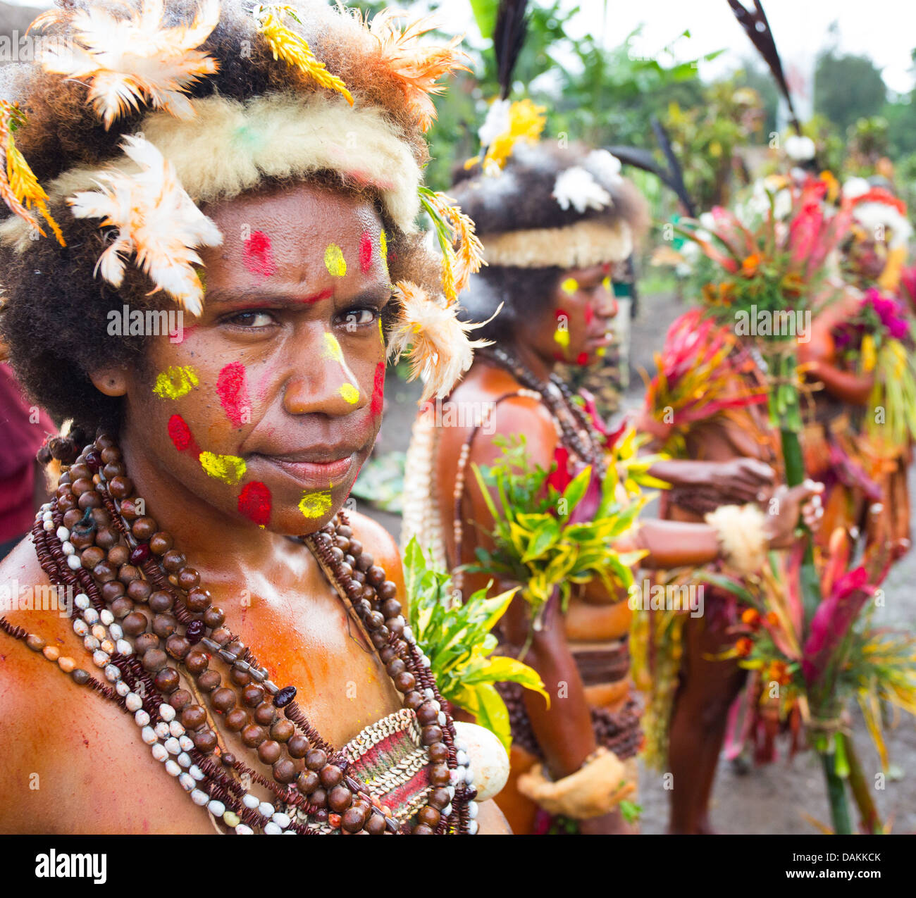 Frauen in den Selehoto Alunumuno Stamm in traditionellen Stammes-Kleid und mit ihren Gesichtern bemalt, Hochland von Papua-Neu-Guinea Stockfoto