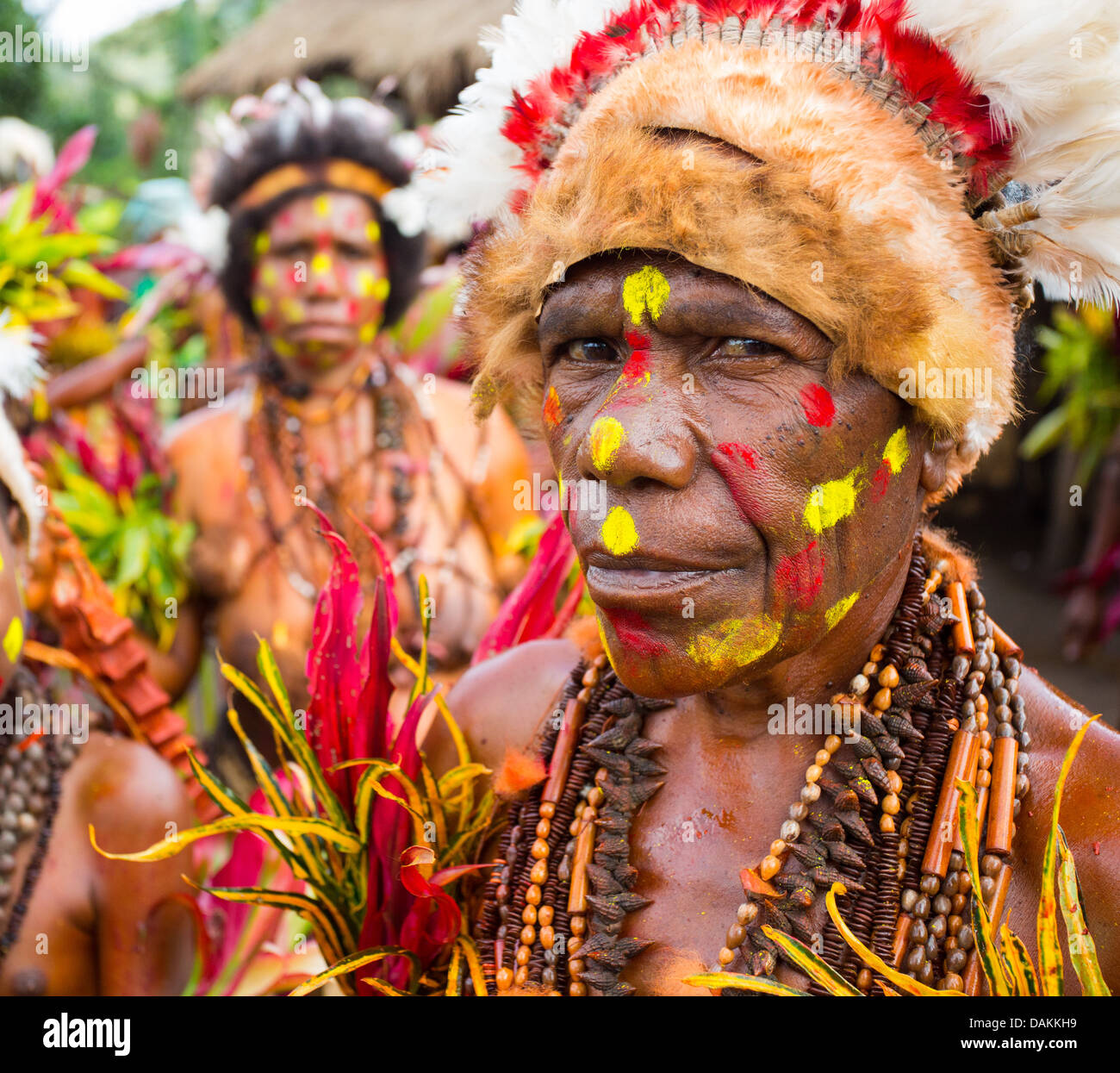 Alte Frau in den Stamm der Selehoto Alunumuno in traditionellen Stammes-Kleid, Hochland von Papua-Neu-Guinea Stockfoto
