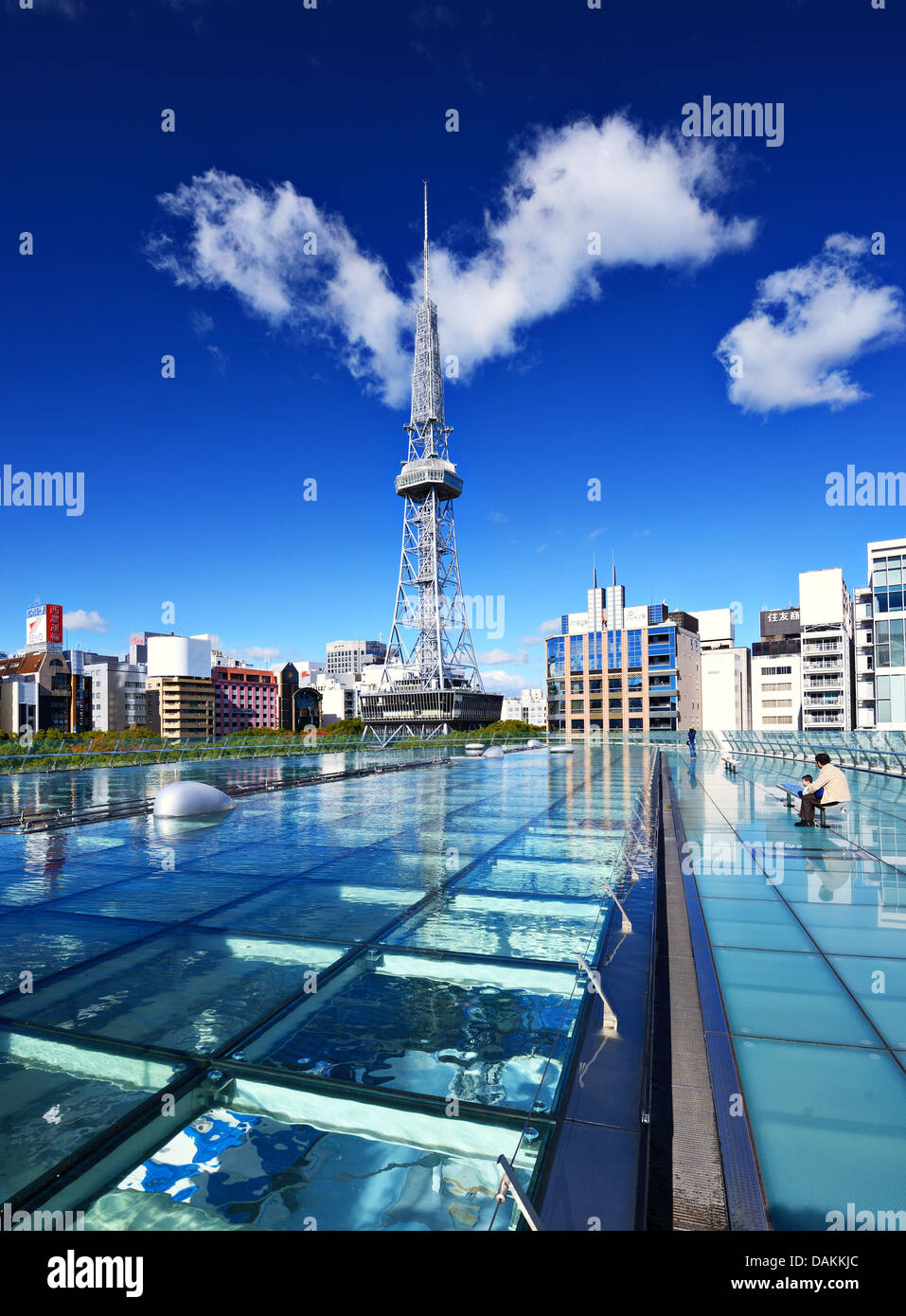 Oasis 21 und des Fernsehturms in Nagoya, Japan. Stockfoto