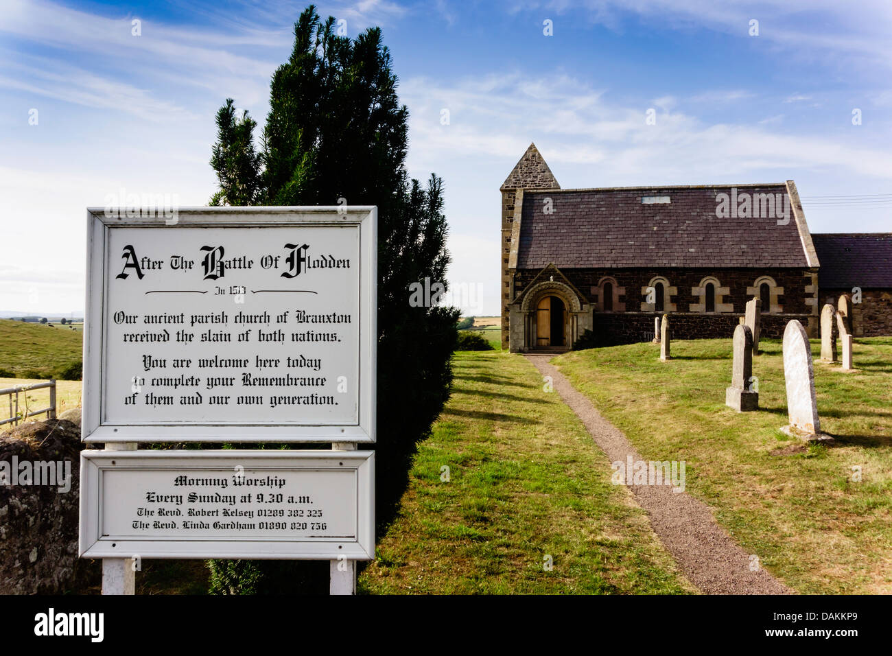 Branxton, Northumberland, Flodden Field, 1513 Schlacht Scots V Englisch - die Kirche mit 'Nach der Schlacht' Grabstätte Zeichen Stockfoto