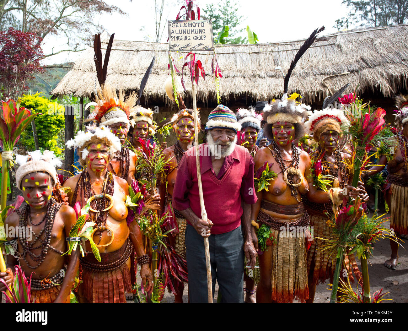 Selehoto Alunumuno Stamm in traditionellen Stammes-Kleid, Hochland von Papua-Neu-Guinea Stockfoto