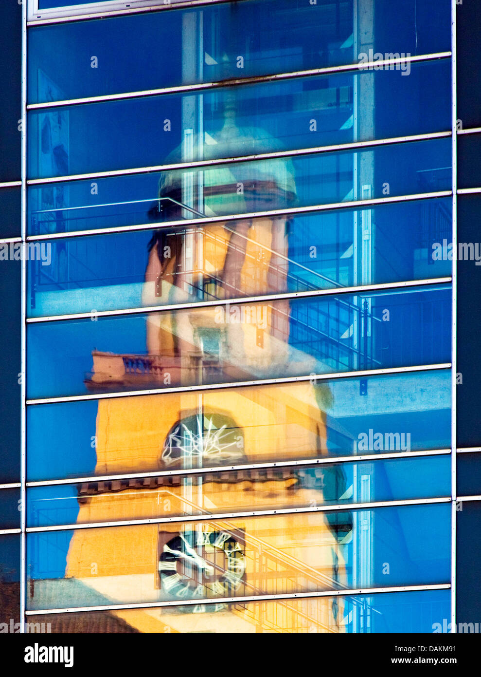 Rathaus Turm Spiegelung im Glas Verkleidung, Witten, Ruhrgebiet, Nordrhein-Westfalen, Deutschland Stockfoto