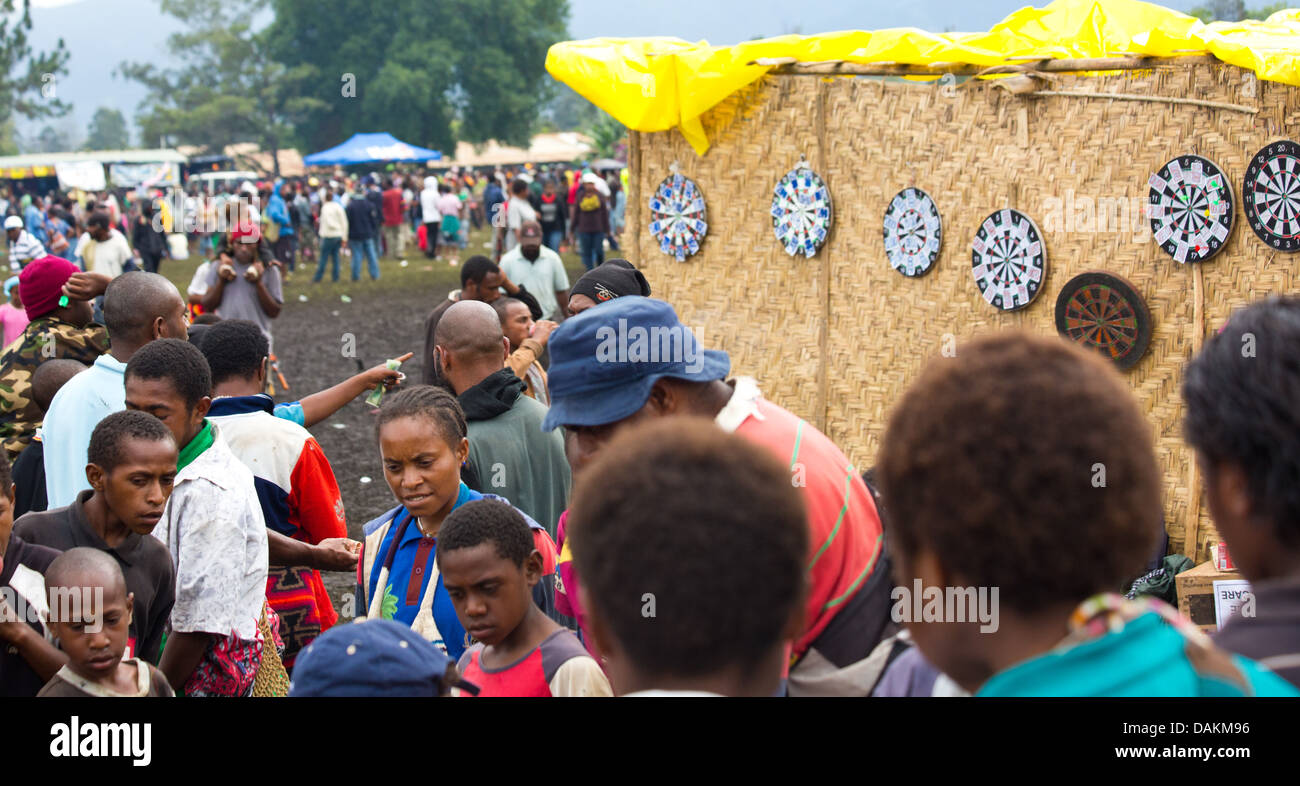 Einheimischen spielen Dart auf dem Goroka Festival in Papua-Neu-Guinea Stockfoto