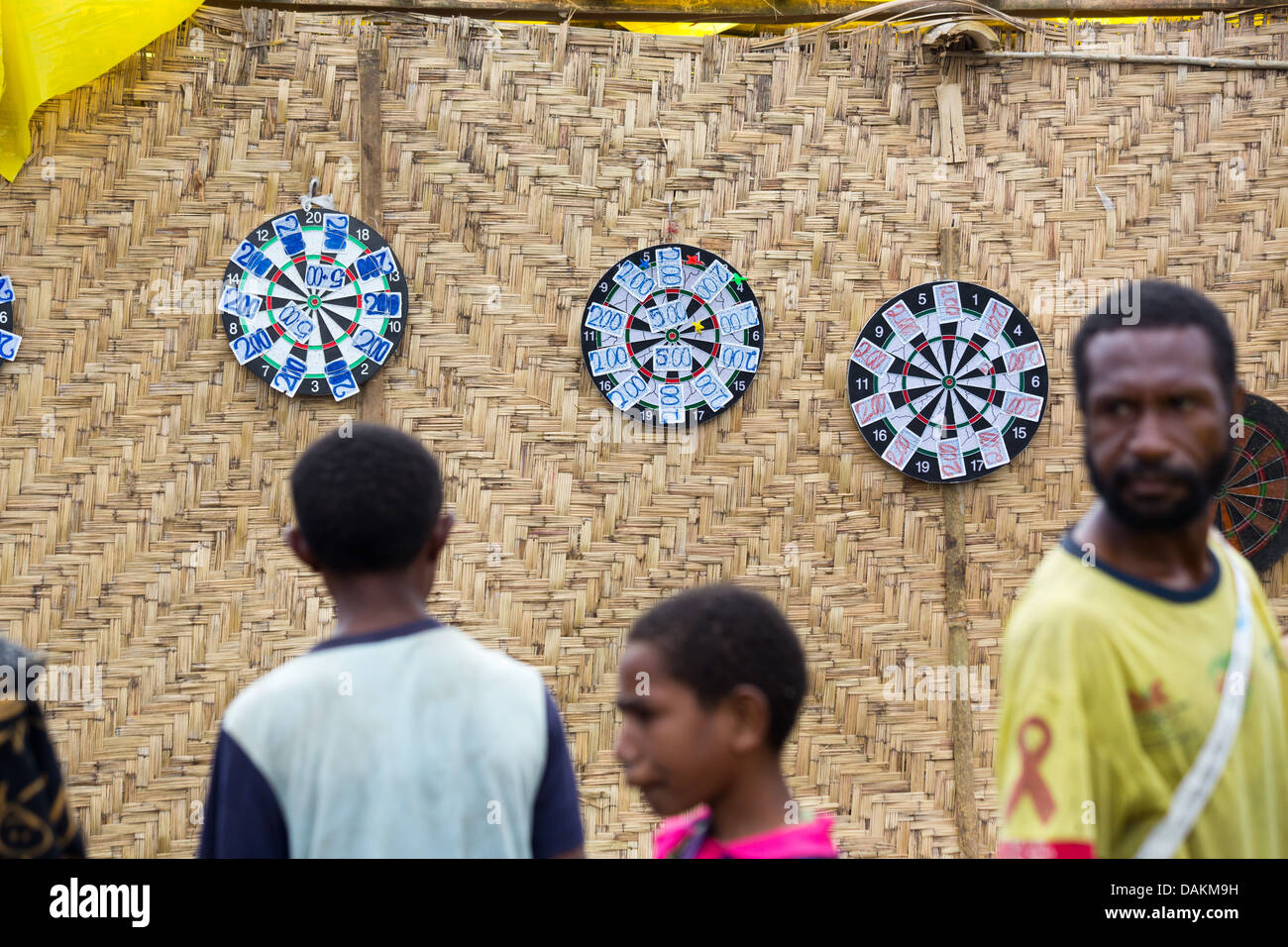 Einheimischen spielen Dart auf dem Goroka Festival in Papua-Neu-Guinea Stockfoto