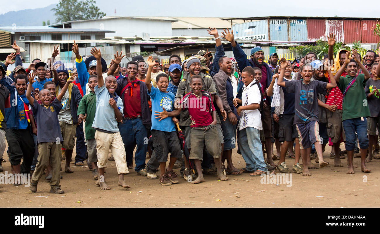 Publikum begeistert Jugendliche winken und rufen außerhalb des Goroka Festivals in Papua-Neu-Guinea Stockfoto