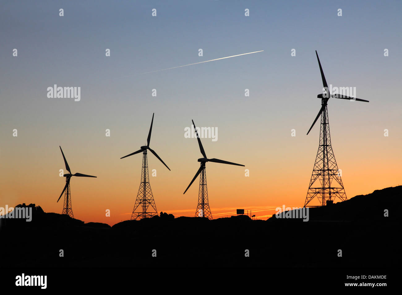 Windkraft bei Sonnenuntergang, Spanien, Andalusien, Tarifa Stockfoto
