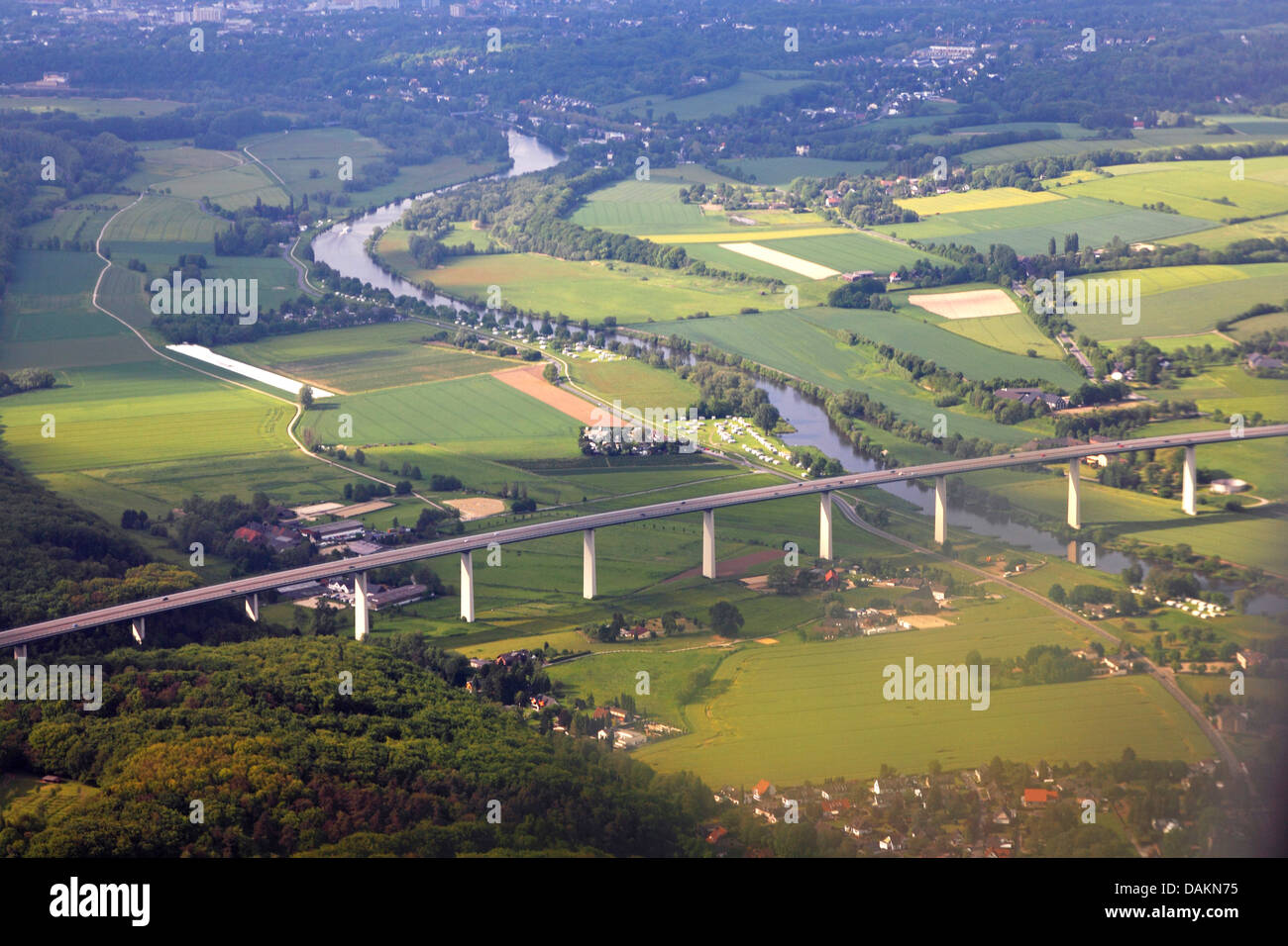 Autobahn-Brücke der A 52, die Überquerung des Flusses Ruhr in der Nähe von Mülheim, aerial Foto Deutschland, North Rhine-Westphalia, Mülheim Stockfoto