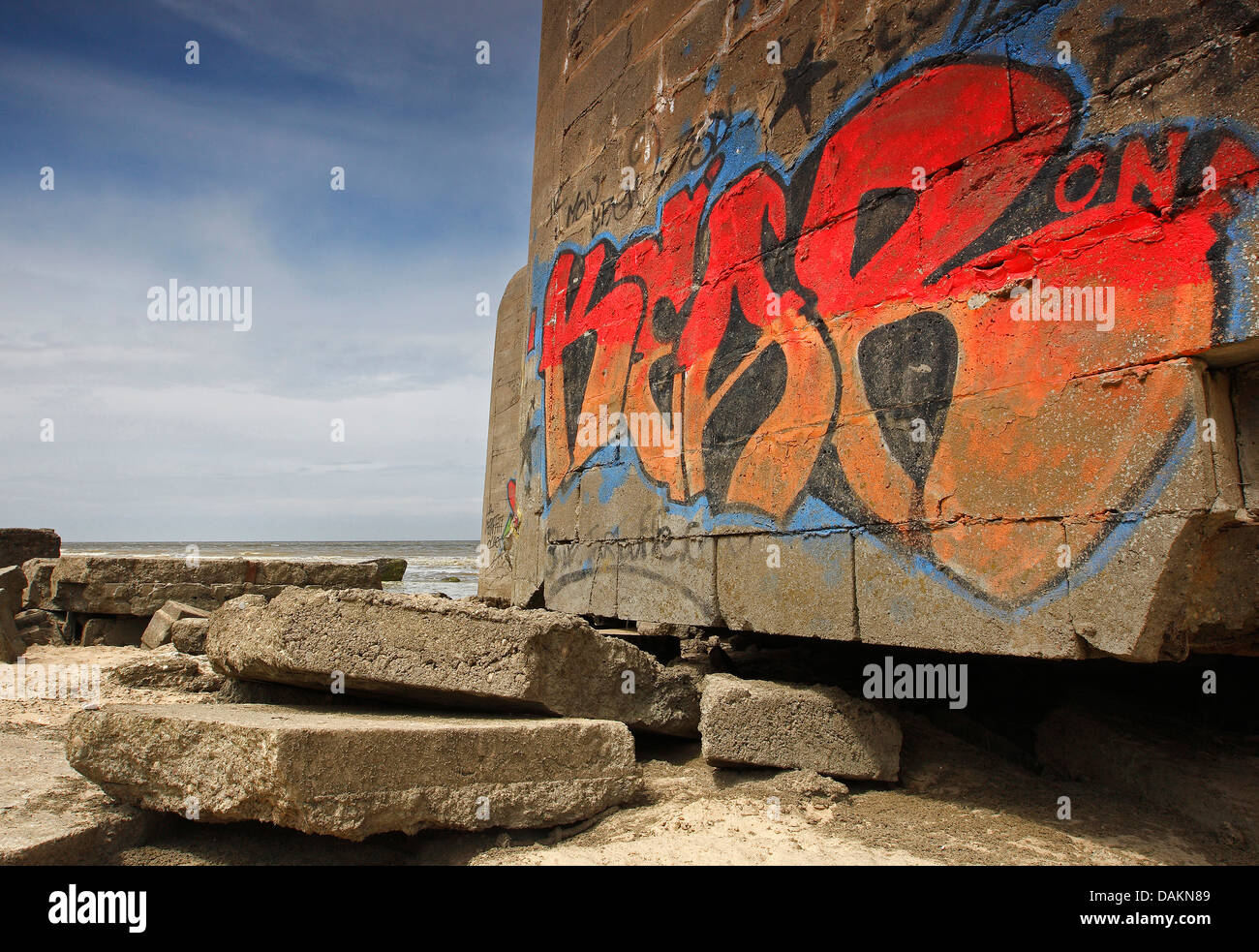 Bunker mit Graffiti am Ärmelkanal Strand, Frankreich, Normandie bedeckt Stockfoto