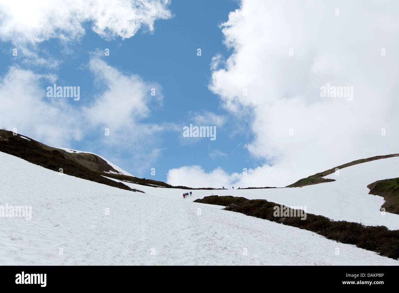 Schnee-Feld-Kreuzung am Col de Schuld Stockfoto