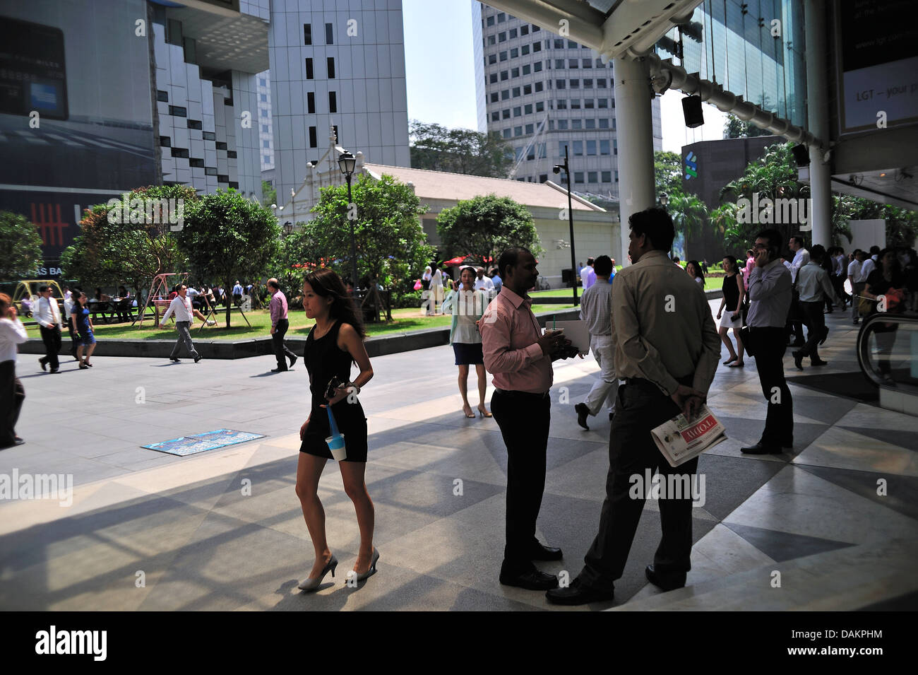 Mittagspause in Raffles Place Central Business District Singapur Stockfoto
