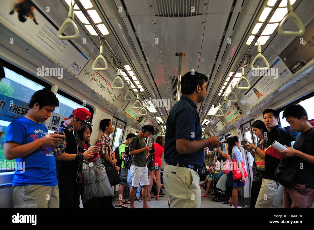 Pendler auf Ost-West-MRT Linie Singapur Stockfoto