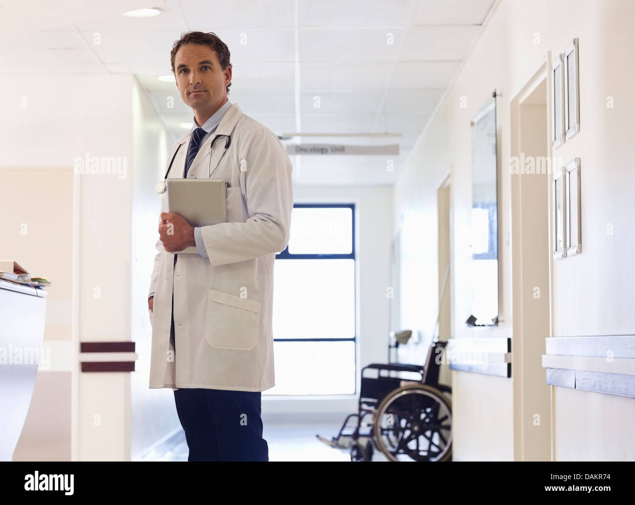 Arzt im Krankenhaus Flur stehen Stockfoto