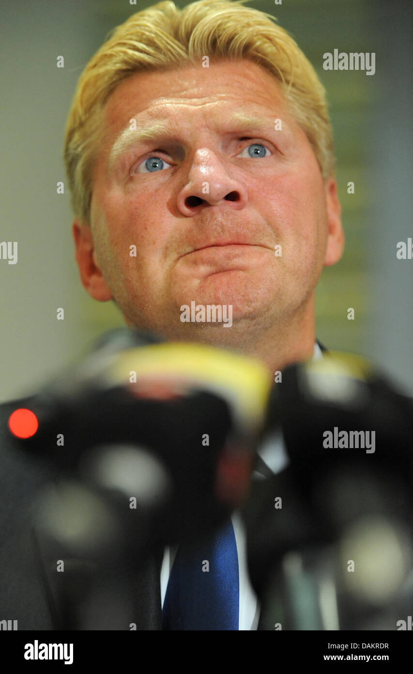 Ehemaliger Spieler Stefan Effenberg spricht auf einer Pressekonferenz in Mönchengladbach, 3. Mai 2011. Die "Initiative Borussia" ernennt zwei Stuhl Kandidaten und unterstreicht seinen Anspruch, die beschädigte Bundesligisten zu restrukturieren. Foto: Victoria Bonn-Meuser Stockfoto