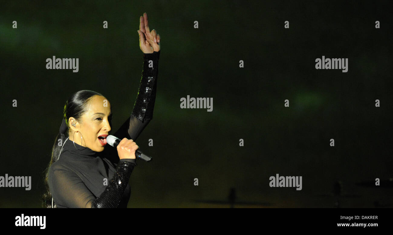 Sängerin Sade Adu hält ein Konzert mit ihrer Band SADE auf der 02 World