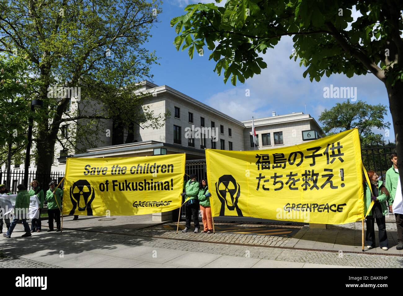 Der Umweltorganisation Greenpeace Aktivisten protestieren mit Banner in der japanischen Botschaft in Berlin, Deutschland, 4. Mai 2011. Die Demonstranten verlangten Schutz vor Strahlung für Kinder in Japan und einen offenen Brief an den japanischen Abassador übergeben. Foto: Maurizio Gambarini Stockfoto