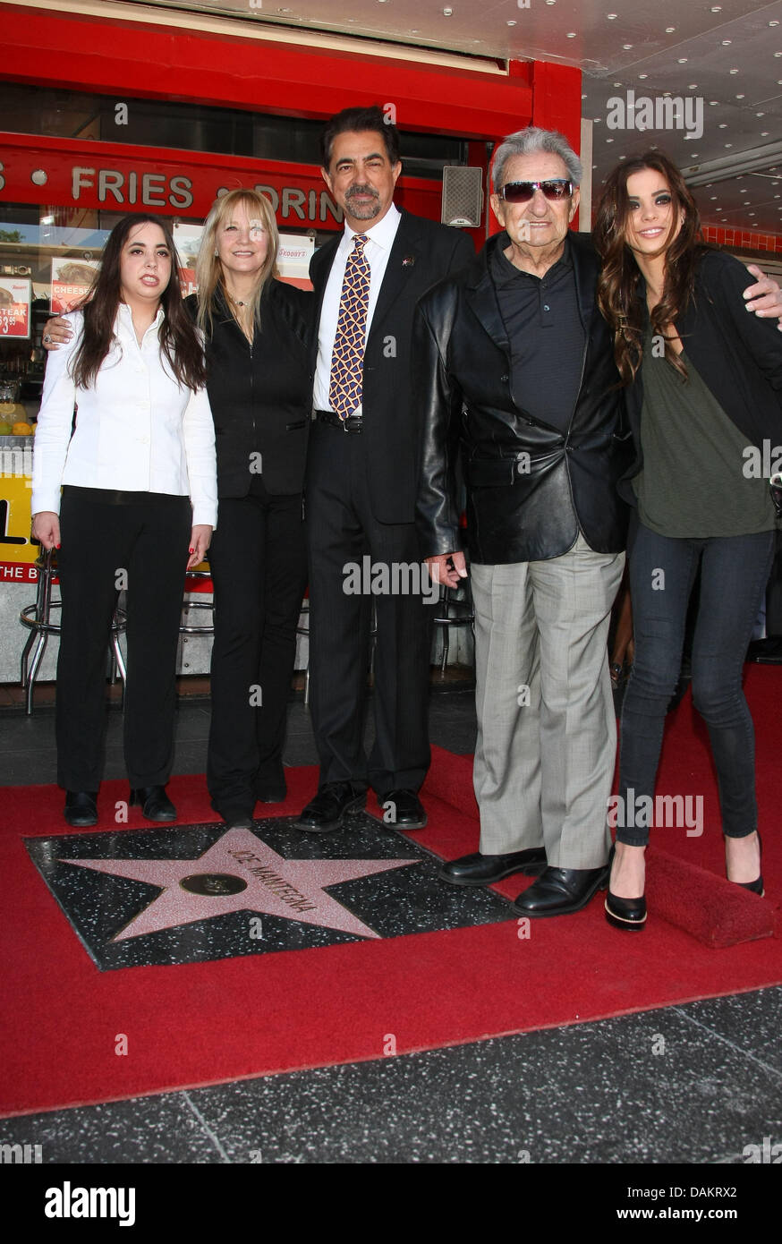 US-Schauspieler Joe Mantegna (C) posiert mit Mia Mantegna (L-R), Arlene Mantegna, Will Mantegna und Schauspielerin Gia Mantegna bei Mantegna die Sterne auf dem Hollywood Walk of Fame in Hollywood, Kalifornien, USA, 29. April 2011. Mamet gab das Brecheisen Mantegna als ein Witz, einschmeichelnd, Mantegna müsste eine Star aus dem Beton zu hebeln. Mantegna erhielt den 2,438th Stern auf den Fuß der Fa Stockfoto