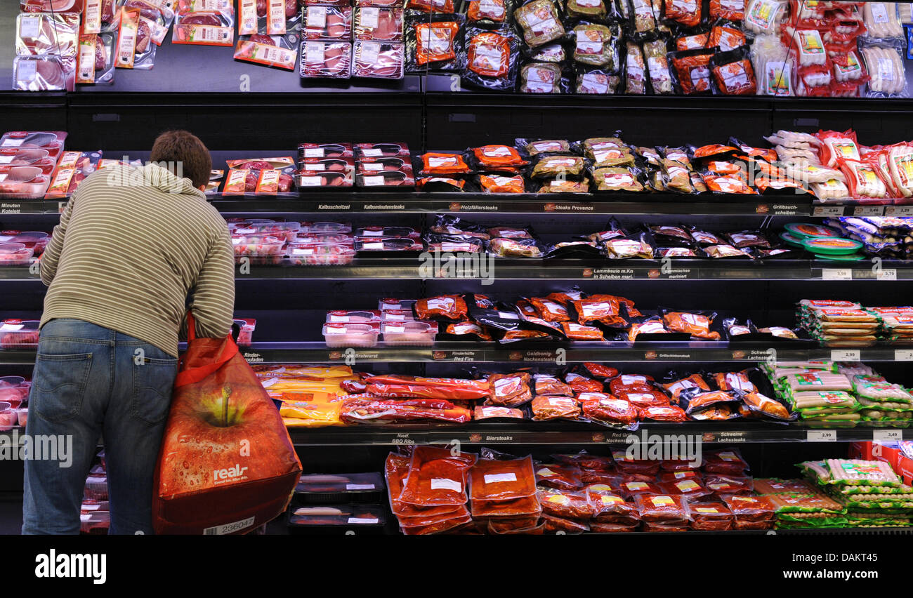 Ein Mann kauft abgepackte Bio-Fleisch in einem Supermarkt in Hannover,  Deutschland, 4. Mai 2011. Foto: Julian Stratenschulte Dpa/lni  Stockfotografie - Alamy