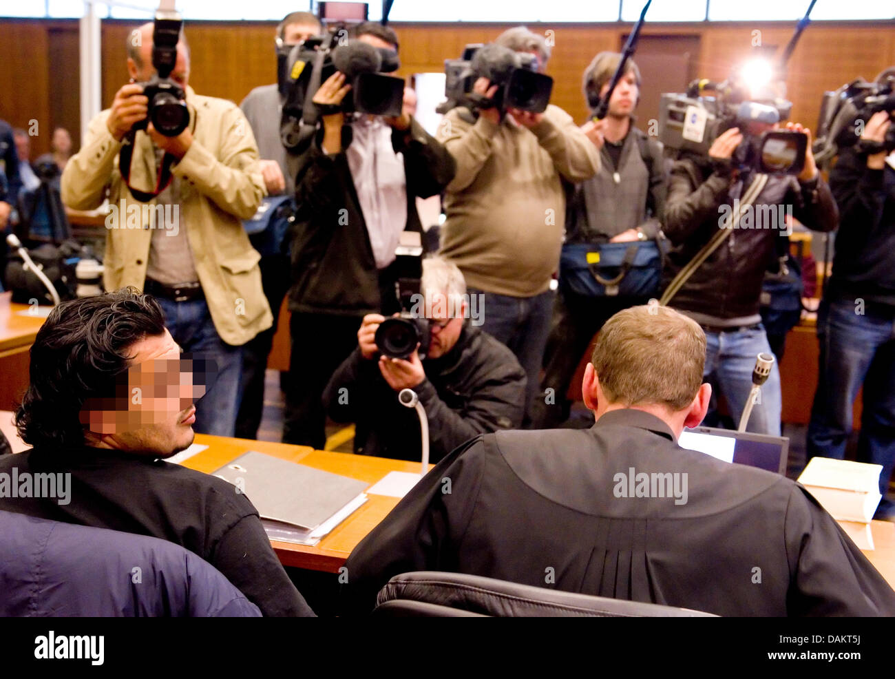 Umgeben von Medienvertretern der Angeklagte 25 Jahre alte Deutsch-Syrer Rami M. (L) sitzt neben seinem Anwalt im Gerichtssaal an das Oberlandesgericht in Frankfurt/Main, Deutschland, 5. Mai 2011. Rami M., geboren in Frankfurt am Main hat für die Mitgliedschaft in der terroristischen Organisation Al-Qaida zu übernehmen. Foto: BORIS ROESSLER Stockfoto