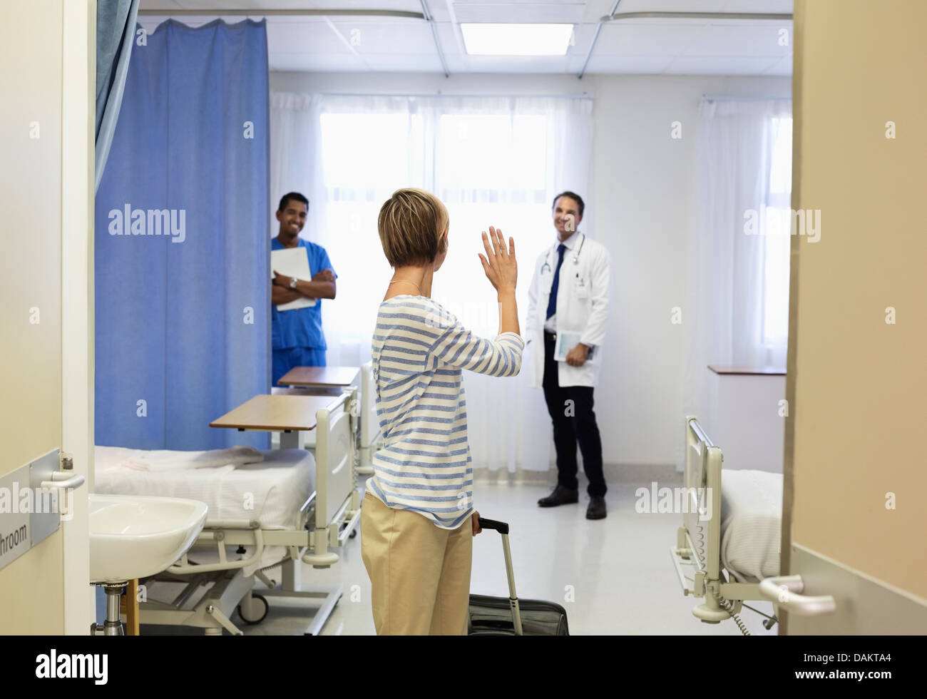 Patient Arzt im Krankenzimmer winken Stockfoto