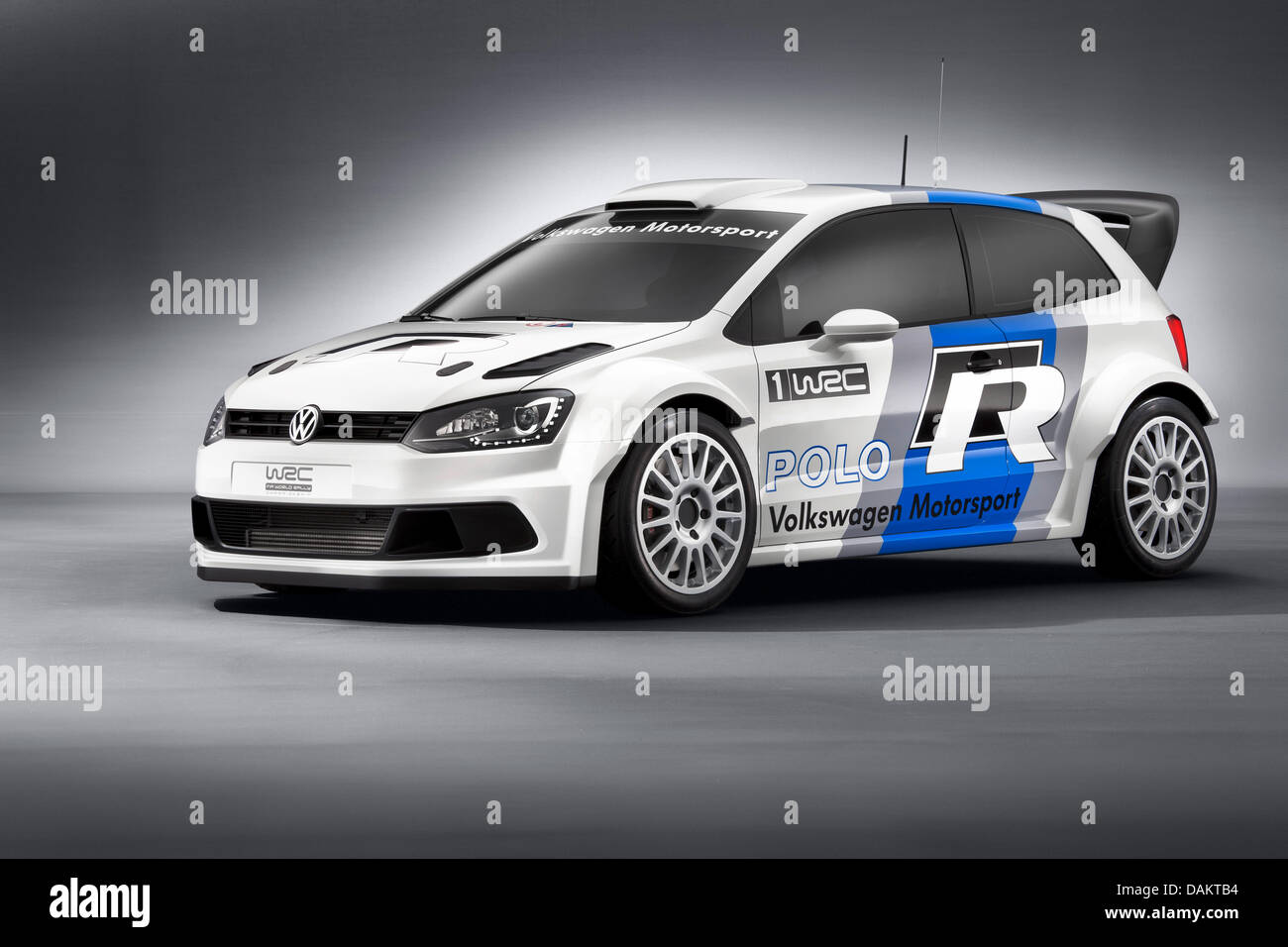 Eine undatierte VW Handout Bild zeigt das neue Rallye-Auto Polo R WRC von Volkswagen Motorsport. Deutsche Automobilhersteller Volkswagen betritt die Rallye-Weltmeisterschaft. Ab 2013 wird der Polo R WRC Rallye bereits etablierten Automobilmarken herausfordern. Foto: Volkswagen Motorsport / redaktionelle Nutzung nur Stockfoto