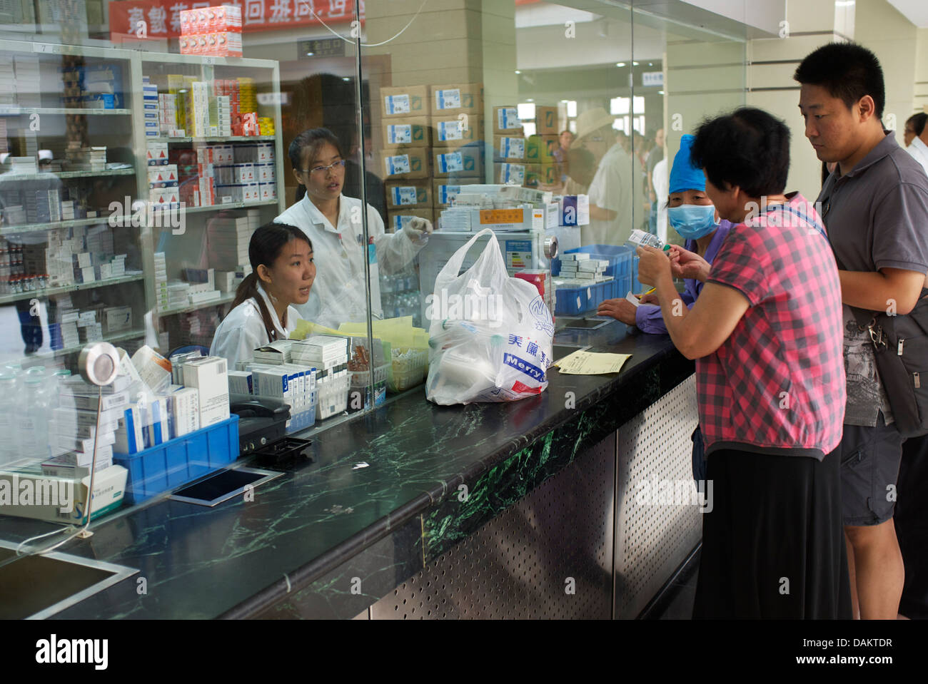 Menschen bekommen ihre Medikamente aus der Apotheke des Volks Krankenhaus in Peking. 16. Juli 2013 Stockfoto