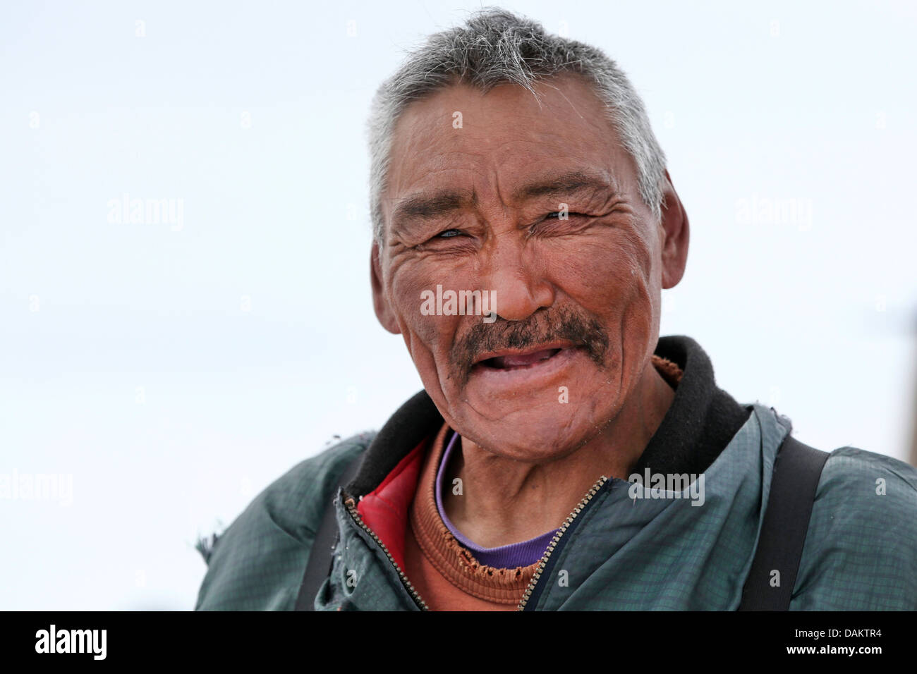 Porträt von einem freundlichen Inuit, Kanada, Nunavut Stockfoto
