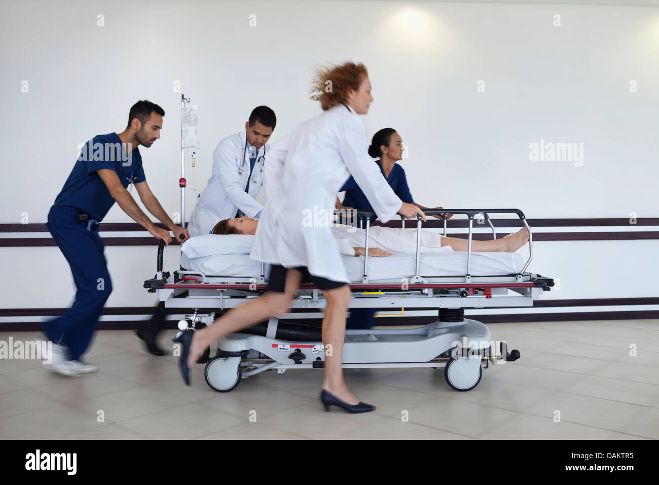 Rauschenden Krankenhauspatient Personal, OP-Saal Stockfoto