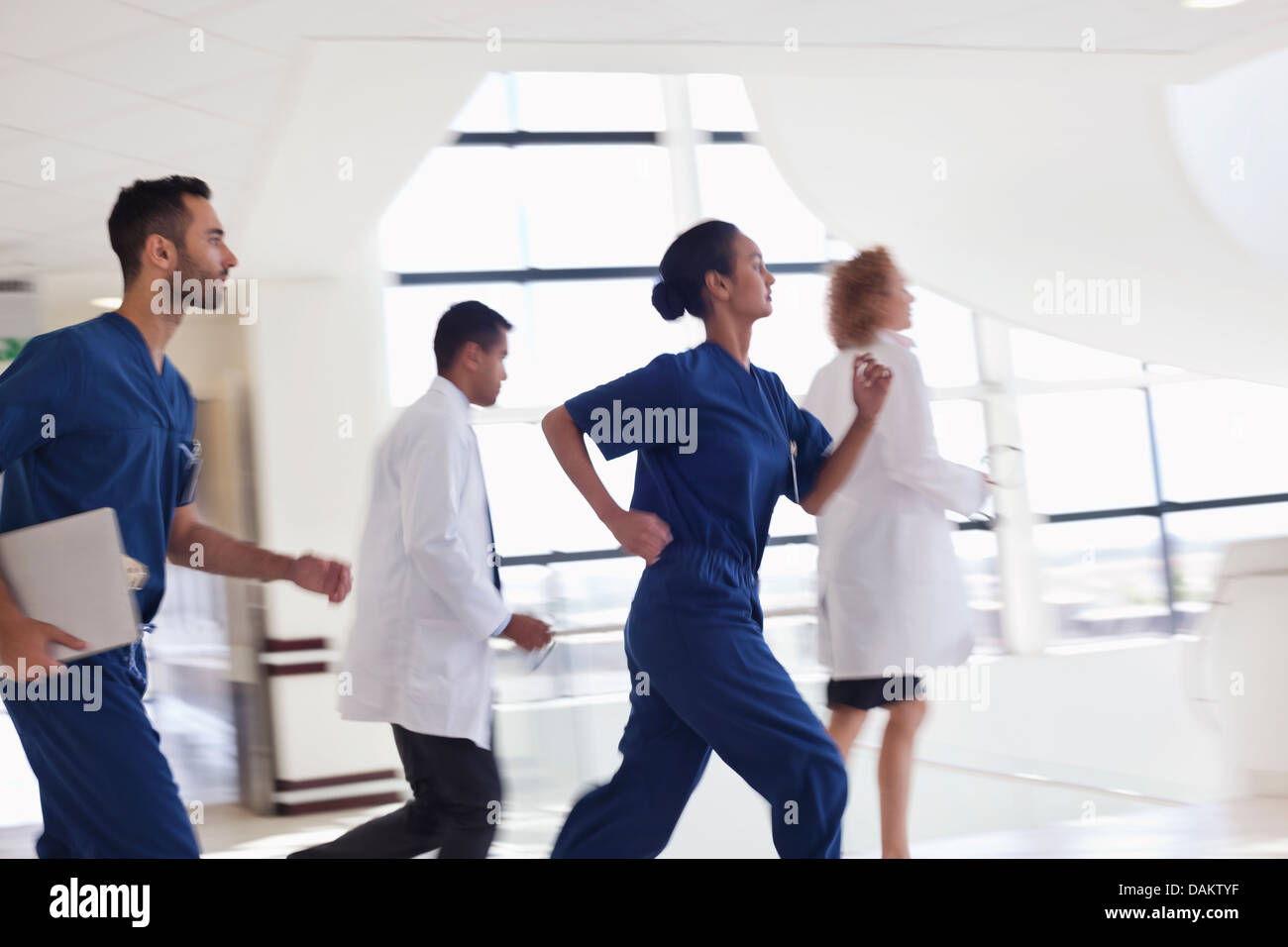 Krankenhauspersonal liefen Flur Stockfoto