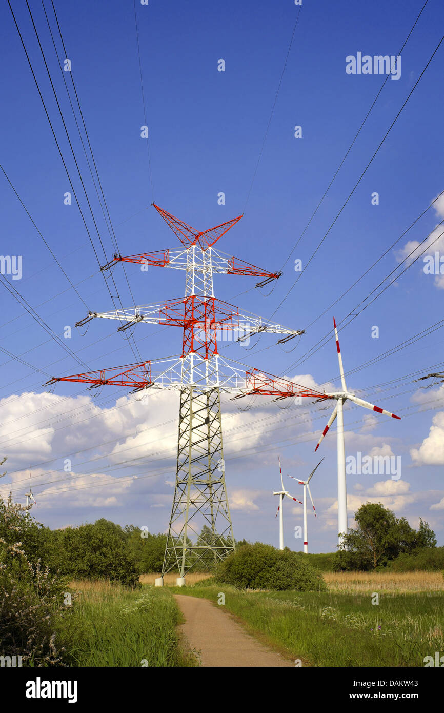 Strommasten und Windkraft, Deutschland, Werderland, Bremen-Lesum Stockfoto