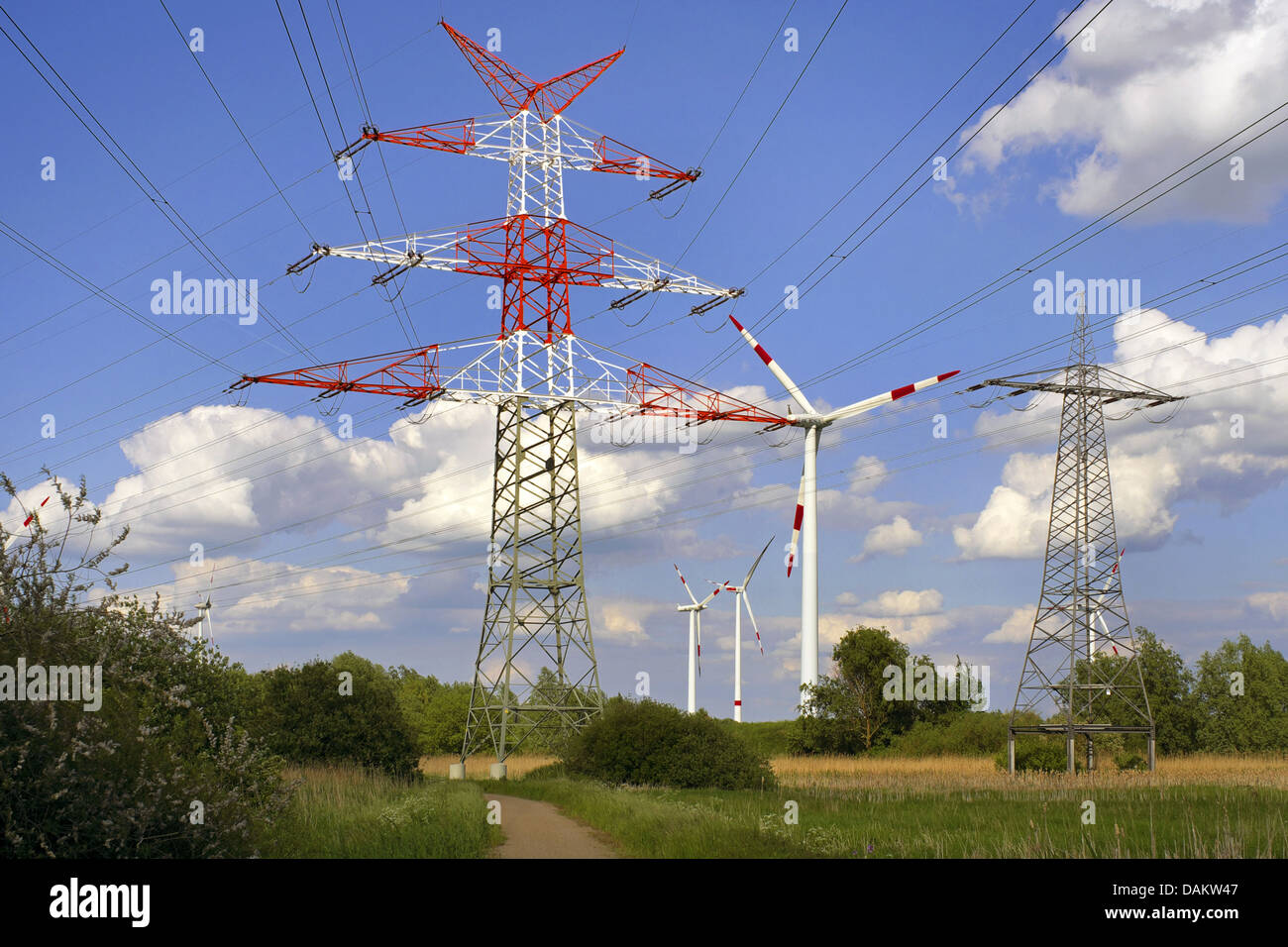 Strommasten und Windkraft, Deutschland, Werderland, Bremen-Lesum Stockfoto