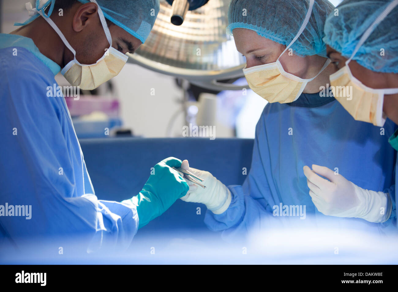 Chirurgen beugte sich über Patienten am OP-Tisch Stockfoto