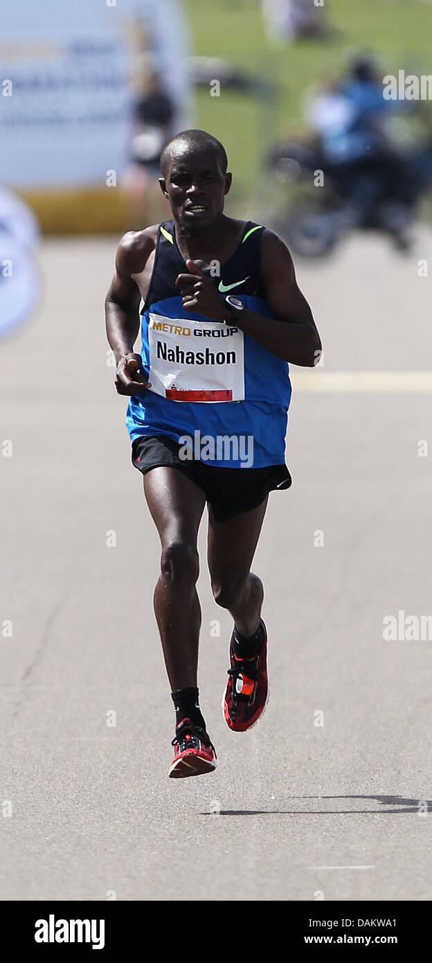 Die Männer Sieger, Nahashon Kimaiyo aus Kenia, kommt mit einer Zeit von 02:10:53 während der Düsseldorf-Marathon 2011 in Düsseldorf, Deutschland, 8. Mai 2011. In diesem Jahr rund 14.000 Athleten nahmen an den Marathon. Foto: FABIAN STRATENSCHULTE Stockfoto