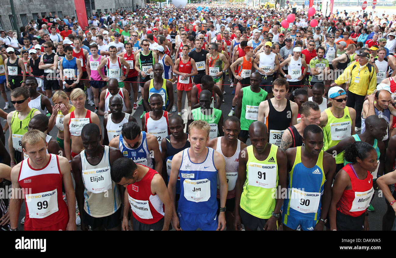 10.000-Meter-Europameister Jan Fitschen (Fron in blauen Trikot) steht in der ersten Reihe rechts vor dem Start des Metro Group Marathon Düsseldorf 2011 in Düsseldorf, Deutschland, 8. Mai 2011. Insgesamt nehmen rund 14.000 Athleten der diesjährigen Marathon in Düsseldorf Teil. Foto: FABIAN STRATENSCHULTE Stockfoto