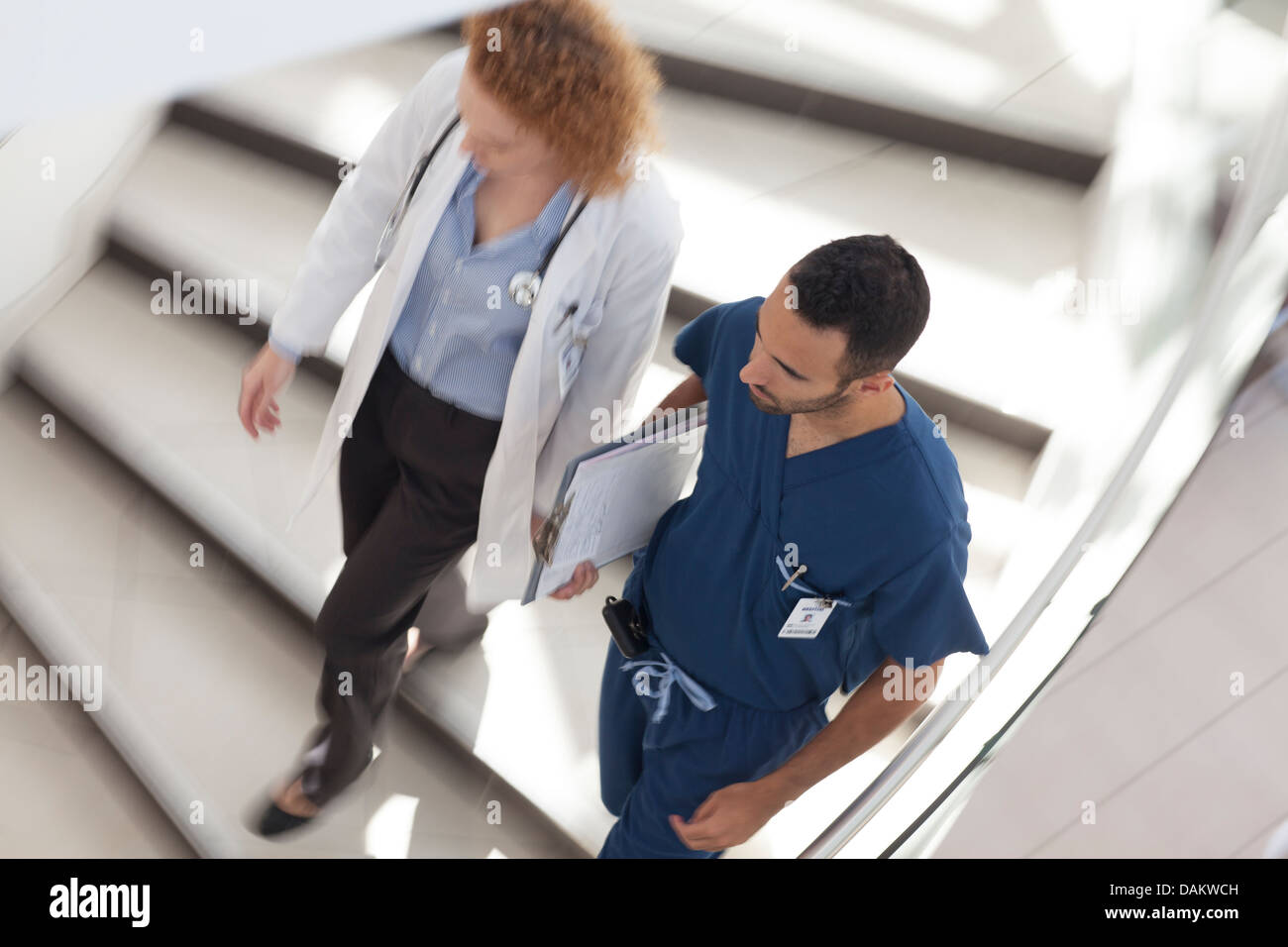 Arzt und Krankenschwester zu Fuß auf Krankenhaus-Schritte Stockfoto