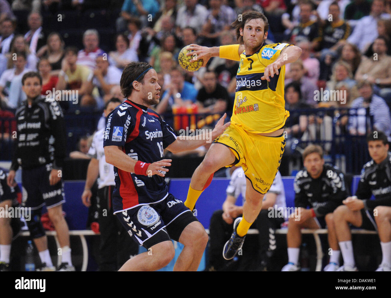 Spieler Uwe Gensheimer von den Rhein-Neckar-Löwen wirft den Ball in der deutschen Handball Cup Lufthansa Final Four Halbfinale SG Flensburg-Handewitt Vs Rhein-Neckar Löwen in der O2-World in Hamburg, Deutschland, 7. Mai 2011. Flensburg von 22-20 gewonnen. Foto: Julian Stratenschulte Stockfoto