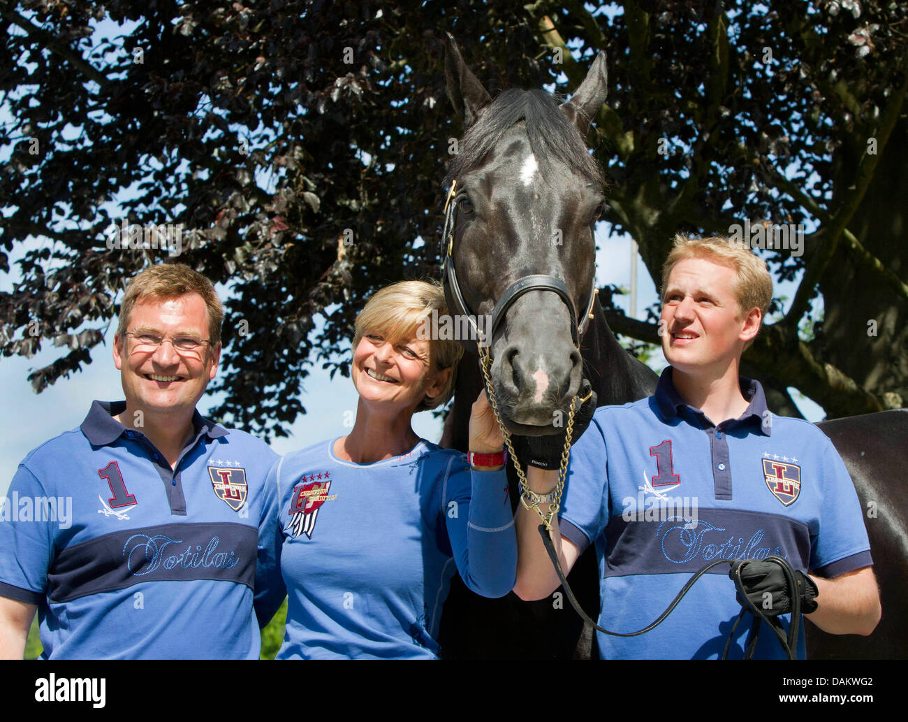 Trainer Klaus-Martin Rath (L-R), präsentiert seine Frau Linsenhoff und sein Sohn Matthias Rath das Pferd Totilas zu den Medien auf der Ranch in Kronberg, Deutschland, 9. Mai 2011. Das teuerste Dressurpferd gekauft für rund 10 Millionen Euro im vergangenen Herbst wird auf der Ranch der Familie Linsenhoff-Rath ausgebildet werden. Foto: FRANK RUMPENHORST Stockfoto