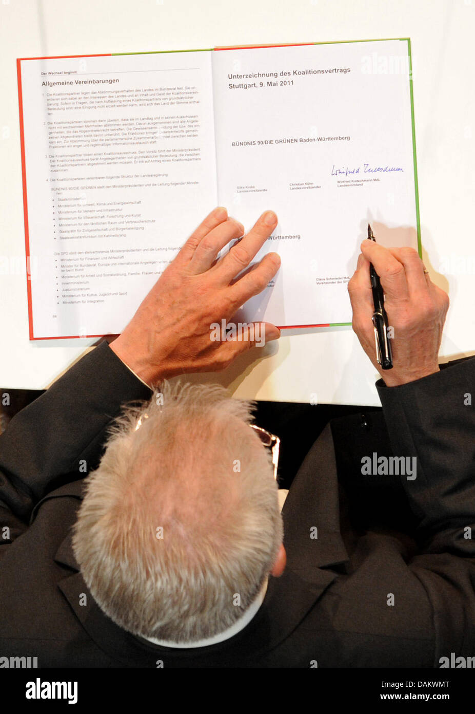 Die Minister Präsidenten Baden Wuerttemburg Winfired Kretschmann (Bündnis 90/die grünen, L-R) Zeichen der Koalitionsvereinbarung der Landesregierung von Baden Wuerttemburg am alten Landtag in Stuttgart, Deutschland, 9. Mai 2011. Bündnis 90/die grünen und die SPD Koalitionsvertrag auf Parteitagen der Staat genehmigt. Foto: Bernd Weissbrod Stockfoto