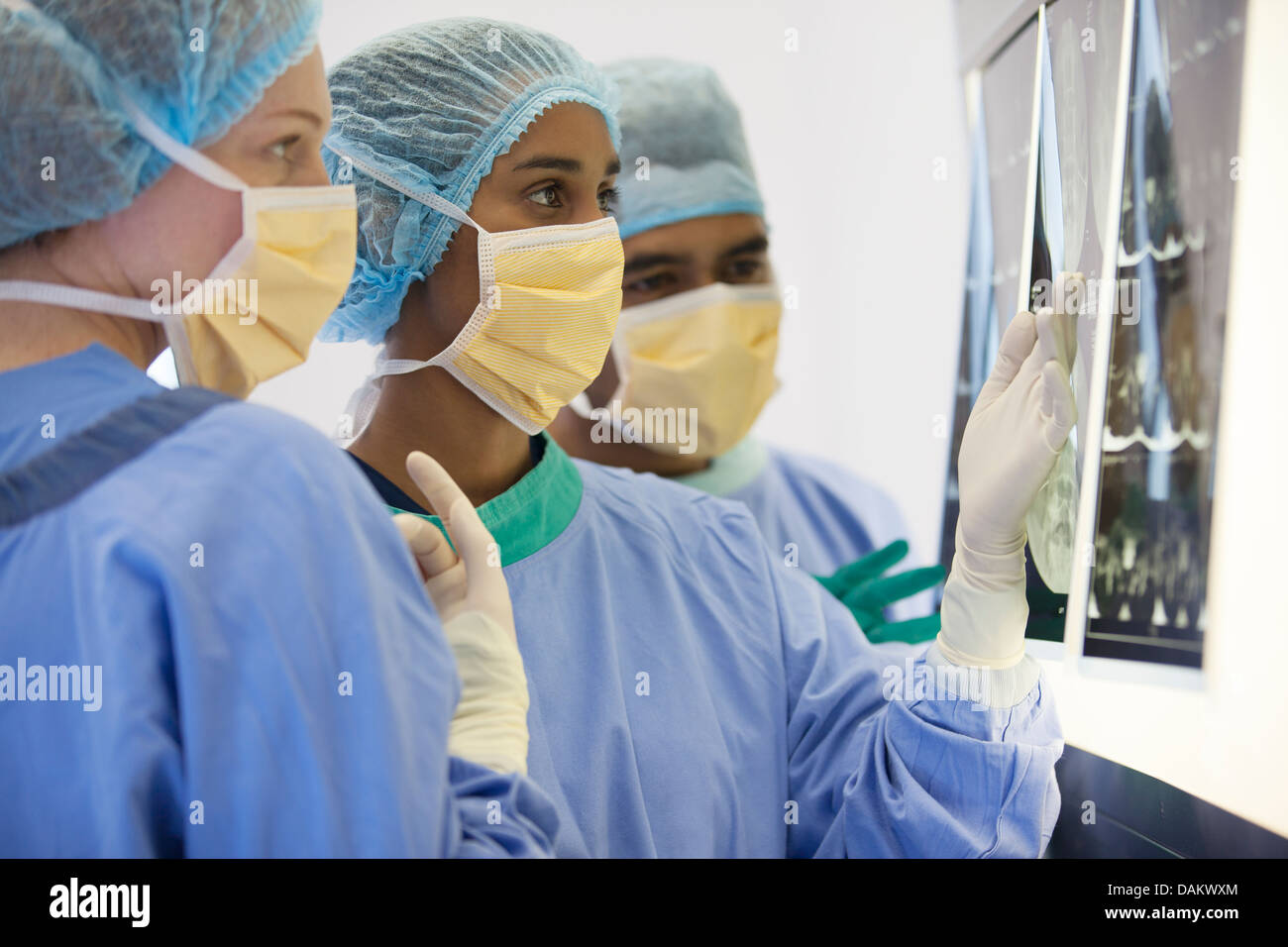 Chirurgen, die Untersuchung Röntgenstrahlen im OP-Saal Stockfoto