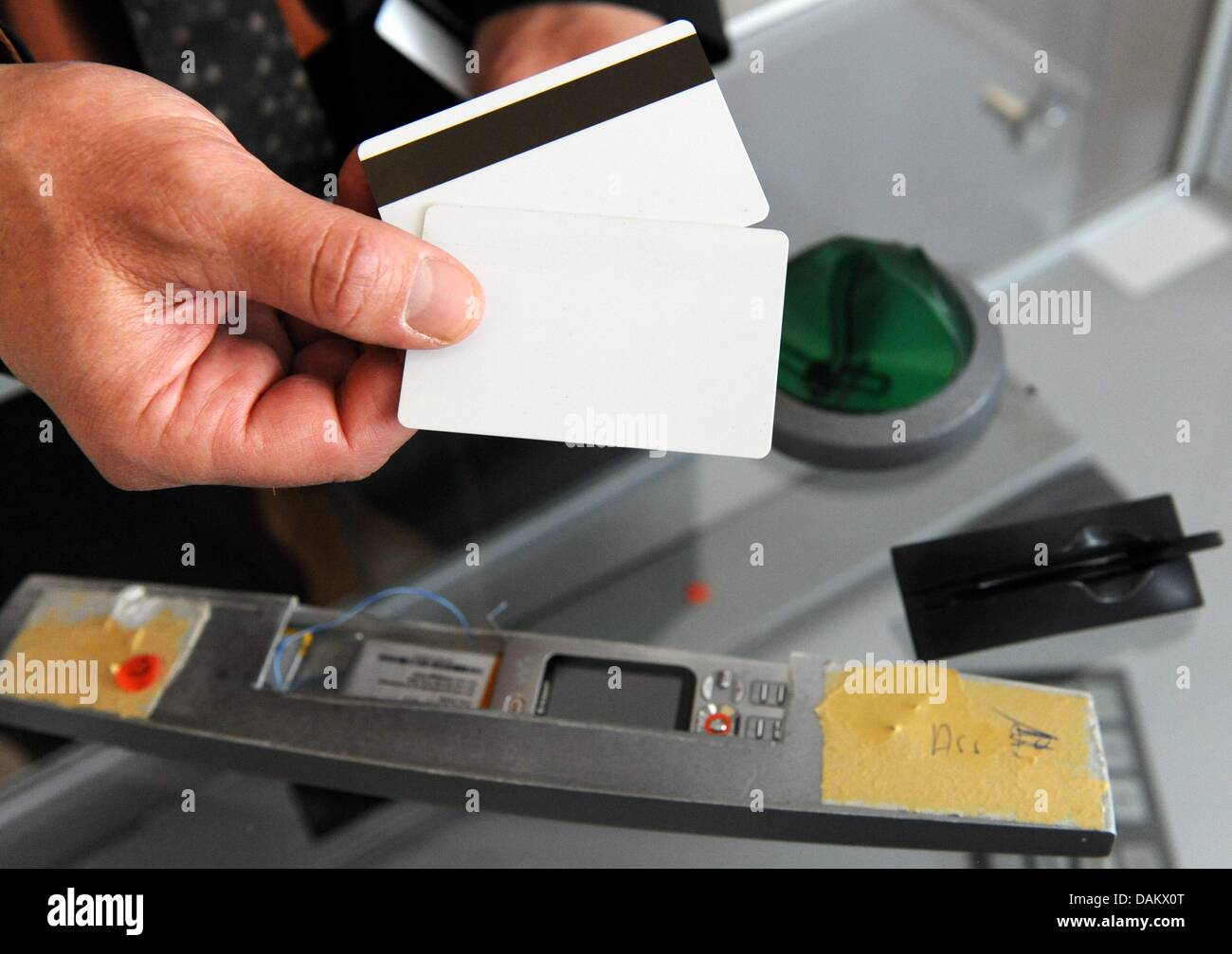 Ein Ploice Offizier des BKA zeigt wie Geldautomaten während einer Pressekonferenz in Berlin, Deutschland, 10. Mai 2011 bearbeitet werden können. In diesem Fall eine kleine Kamera erbaute Ausspähen der Pin-Codes und die Daten übermitteln. Im Jahr 2010 registriert Deutschland 3183 Angriffe auf Geldautomaten, was eine Steigerung von 55 Prozent im Vergleich zu 2009 bedeutet. Foto: Maurizio Gambarini Stockfoto