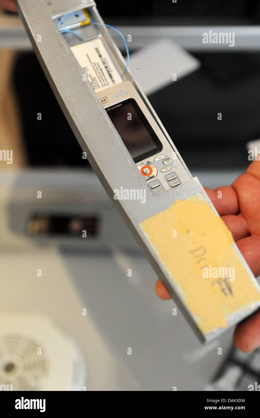 Ein Ploice Offizier des BKA zeigt wie Geldautomaten während einer Pressekonferenz in Berlin, Deutschland, 10. Mai 2011 bearbeitet werden können. In diesem Fall eine kleine Kamera erbaute Ausspähen der Pin-Codes und die Daten übermitteln. Im Jahr 2010 registriert Deutschland 3183 Angriffe auf Geldautomaten, was eine Steigerung von 55 Prozent im Vergleich zu 2009 bedeutet. Foto: Maurizio Gambarini Stockfoto