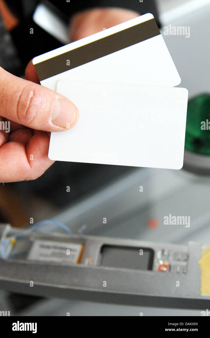 Ein Ploice Offizier des BKA zeigt wie Geldautomaten während einer Pressekonferenz in Berlin, Deutschland, 10. Mai 2011 bearbeitet werden können. In diesem Fall eine kleine Kamera erbaute Ausspähen der Pin-Codes und die Daten übermitteln. Im Jahr 2010 registriert Deutschland 3183 Angriffe auf Geldautomaten, was eine Steigerung von 55 Prozent im Vergleich zu 2009 bedeutet. Foto: Maurizio Gambarini Stockfoto