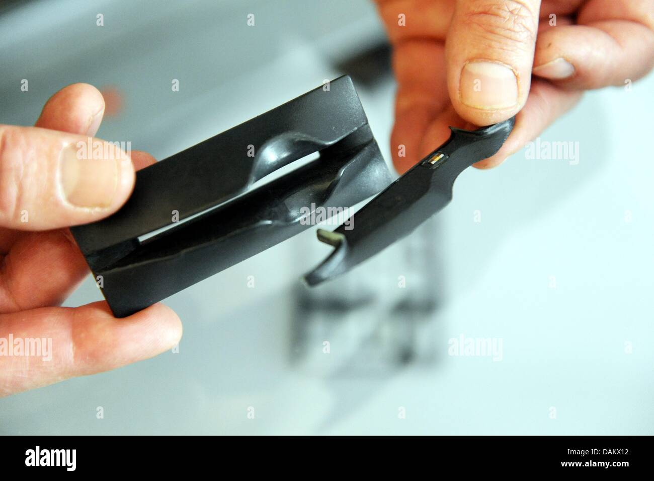 Ein Polizist des BKA zeigt wie Geldautomaten während einer Pressekonferenz in Berlin, Deutschland, 10. Mai 2011 bearbeitet werden können. In diesem Fall entstand eine Tool, die die Kartendaten kopiert in den Schlitz. Im Jahr 2010 registriert Deutschland 3183 Angriffe auf Geldautomaten, was eine Steigerung von 55 Prozent im Vergleich zu 2009 bedeutet. Foto: Maurizio Gambarini Stockfoto