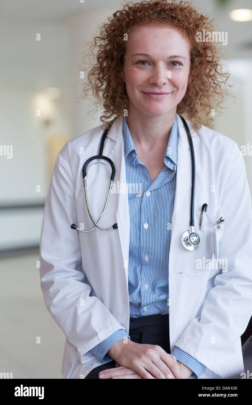Arzt im Krankenhaus lächelnd Stockfoto