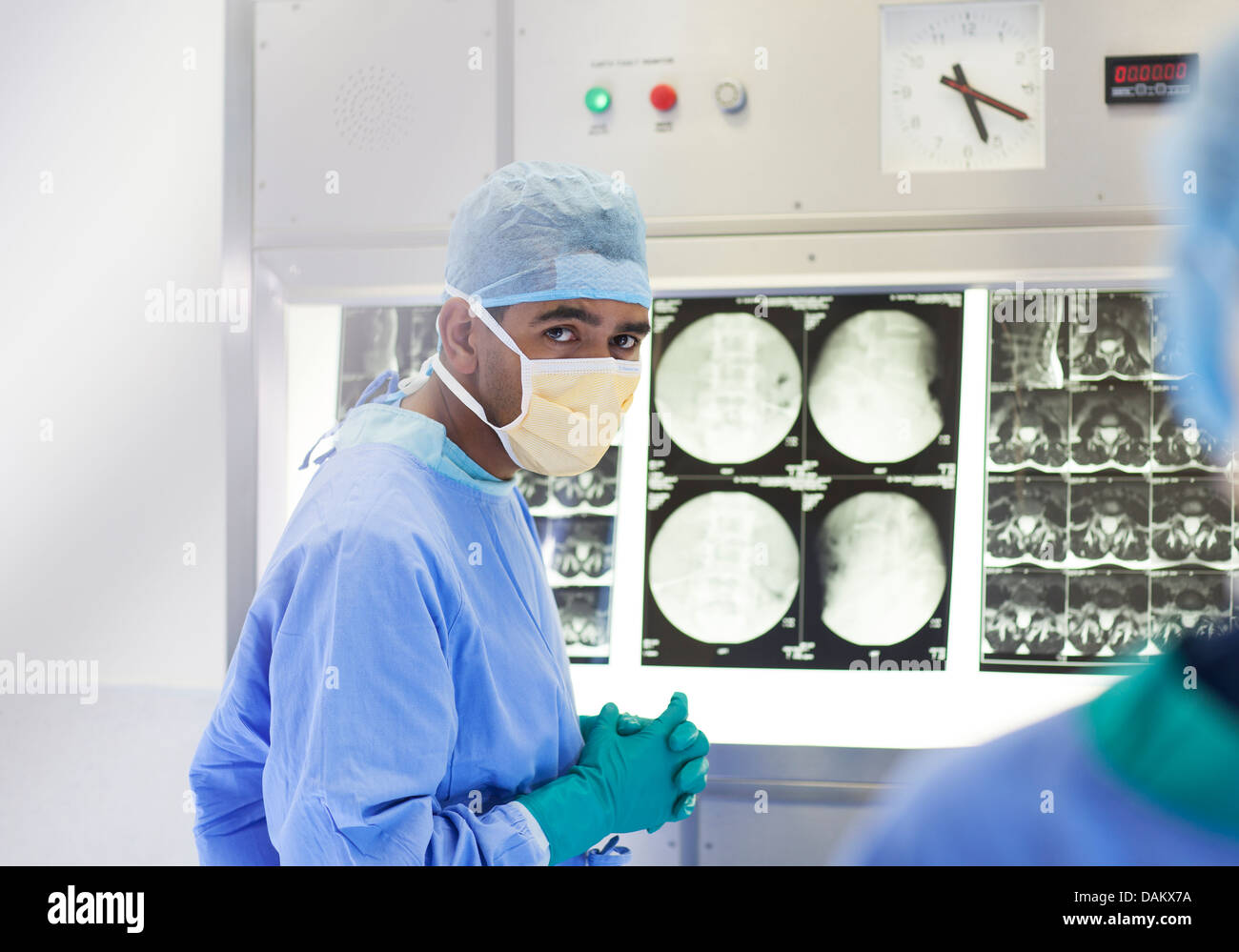 Chirurg Untersuchung Röntgenstrahlen im OP-Saal Stockfoto