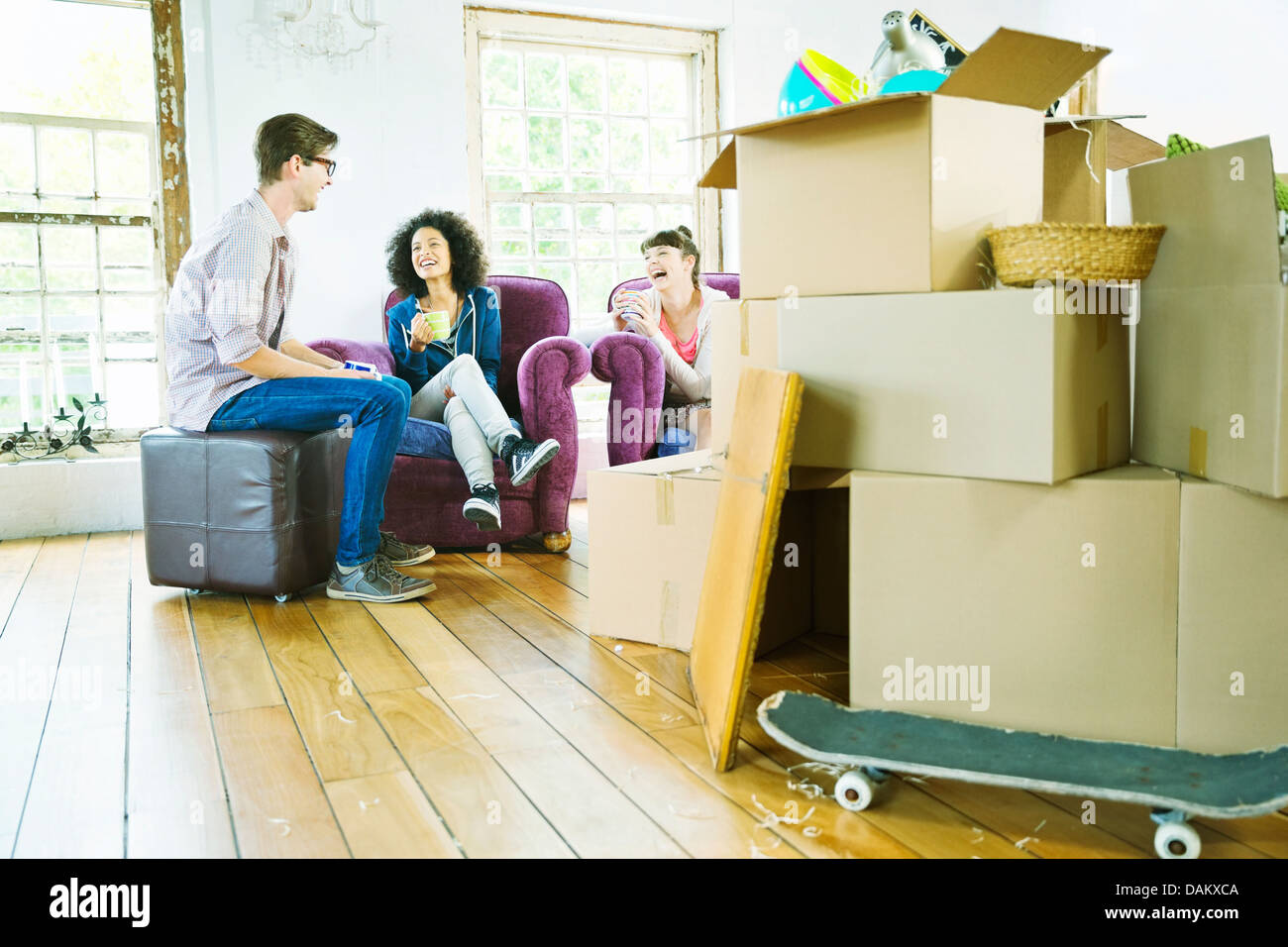 Entspannende Freunde im neuen Zuhause Stockfoto