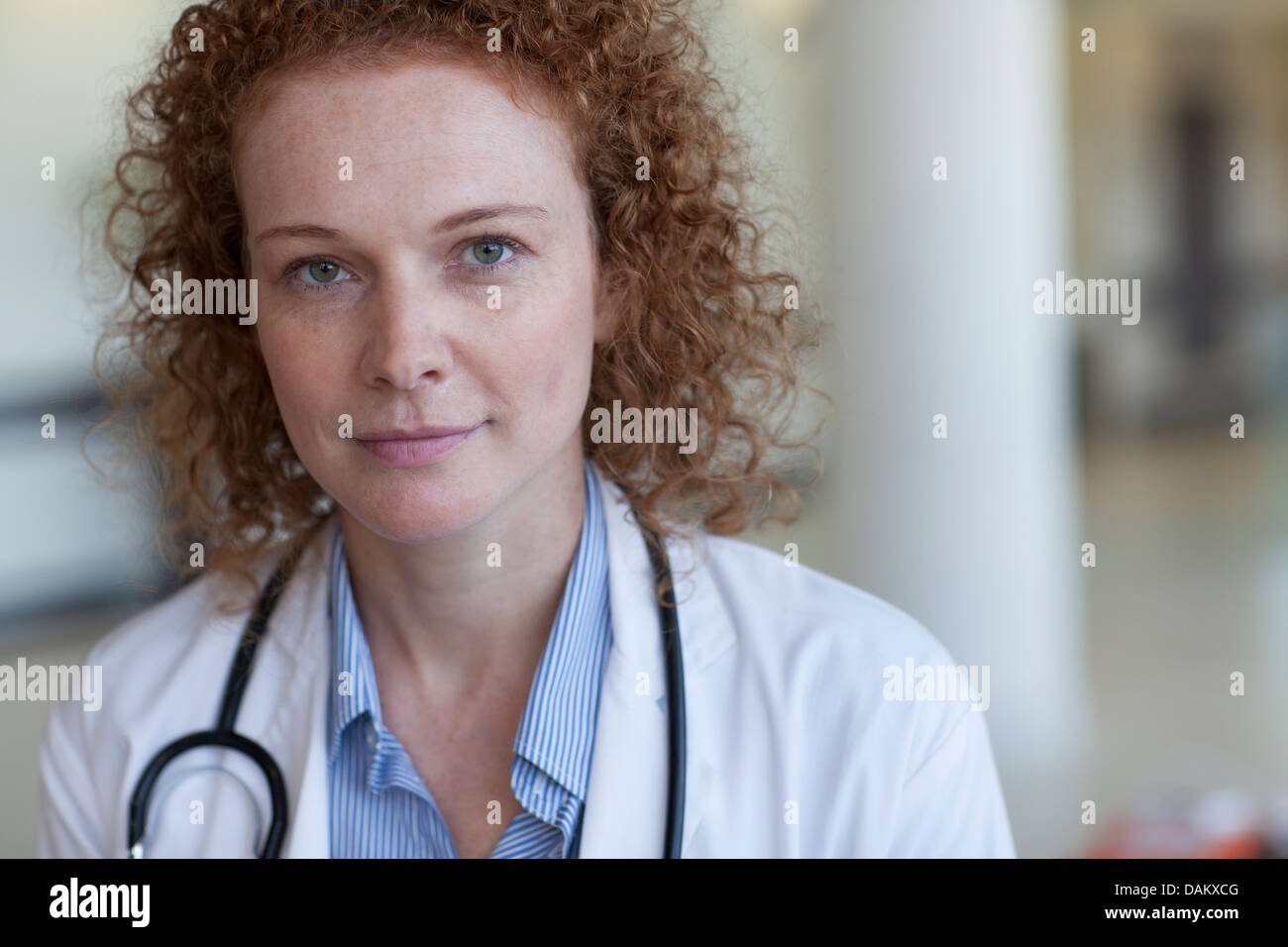 Arzt im Krankenhaus lächelnd Stockfoto