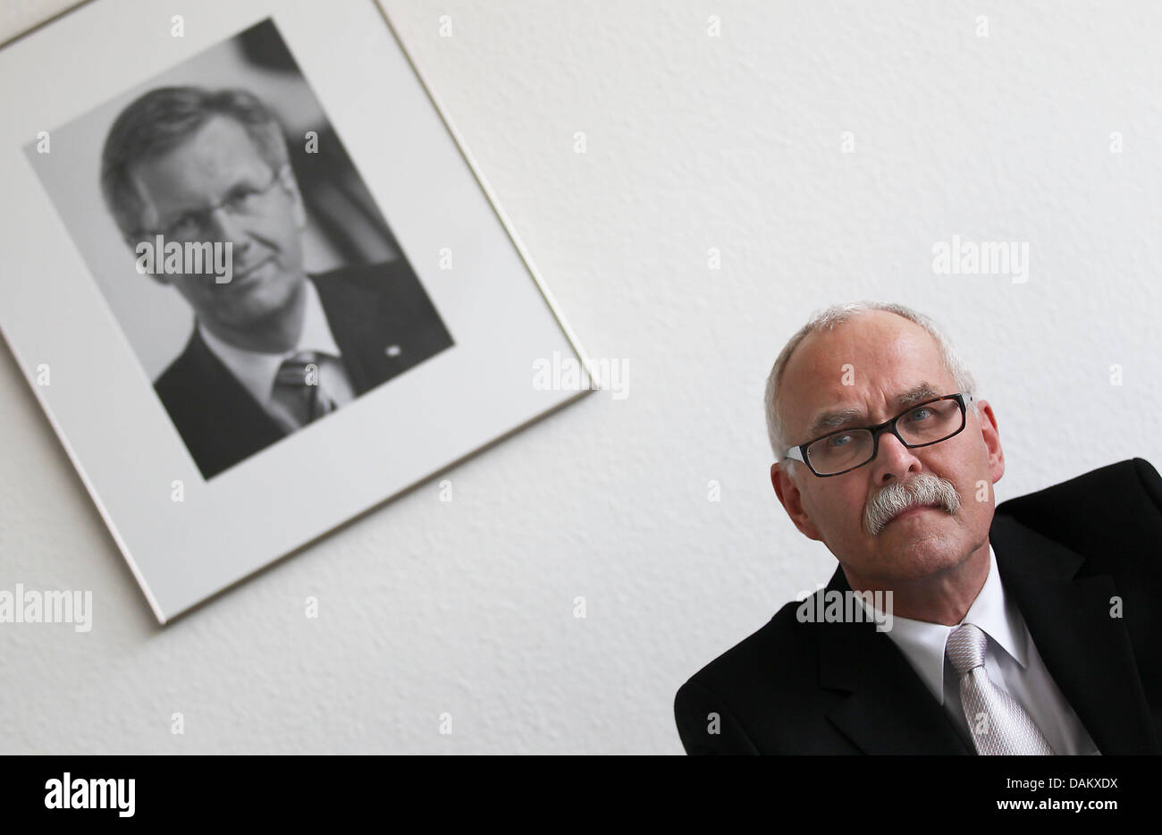 Die erste Anwalt Bonn, Fred Apostel, erklärt die erste Anklage in den Skandal um das World Conference Center Bonn WCCB in Bonn, Deutschland, 11. Mai 2011. Bei den verheerenden wo Millionen verloren gehen, wurde eine erste Anklage es übergeben. Der Investor Man-Ki Kim ist schwerer Betrug, Korruption und Bestechlichkeit und Unterschlagungen vorgeworfen. Foto: Oliver Berg Stockfoto