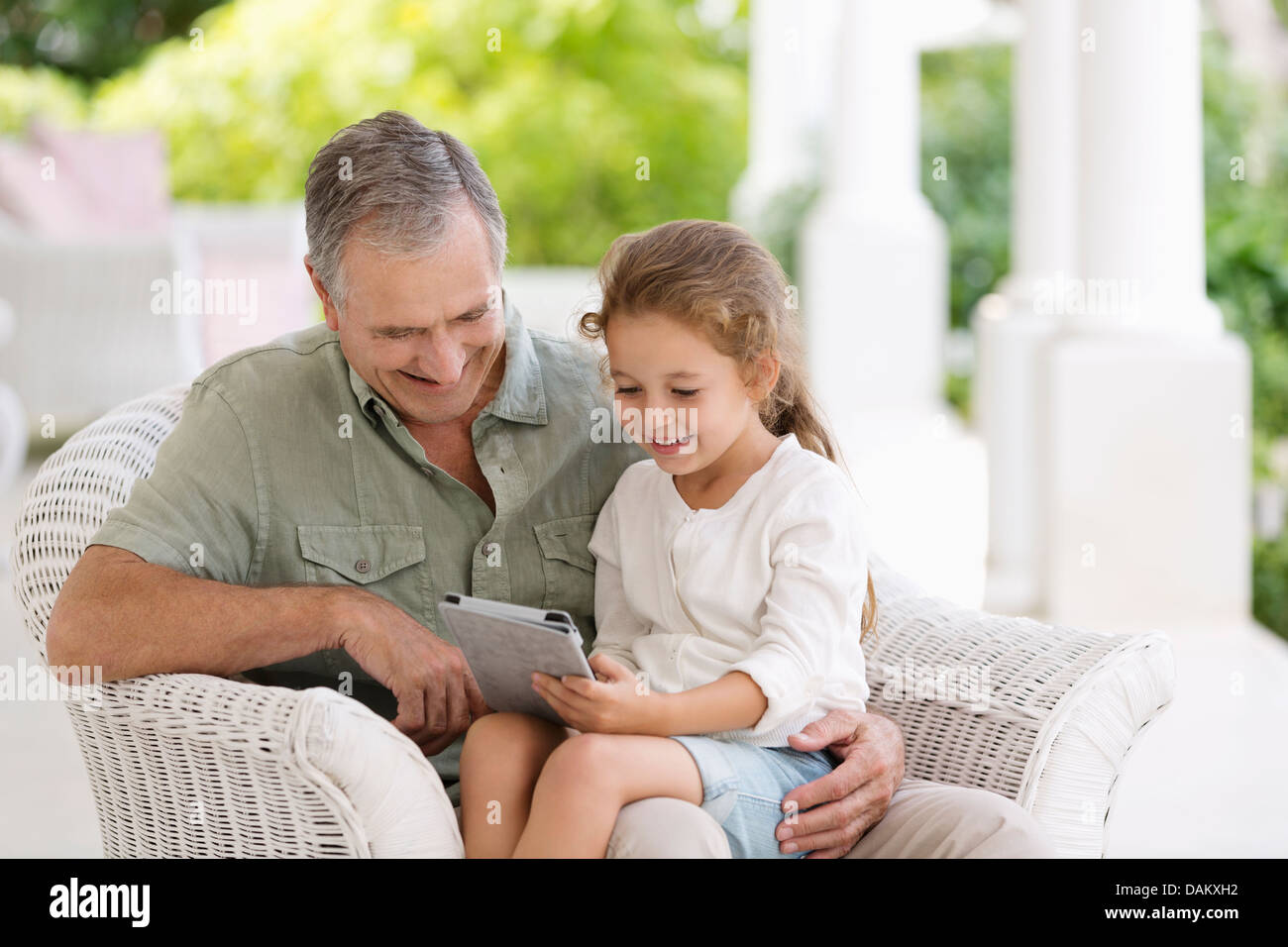 Älterer Mann und Enkelin mit Tablet-PC Stockfoto