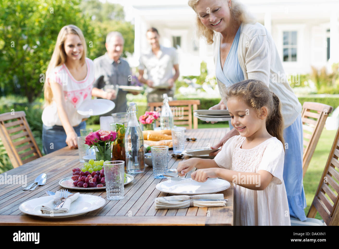 Familiensetting Tisch im freien Stockfoto