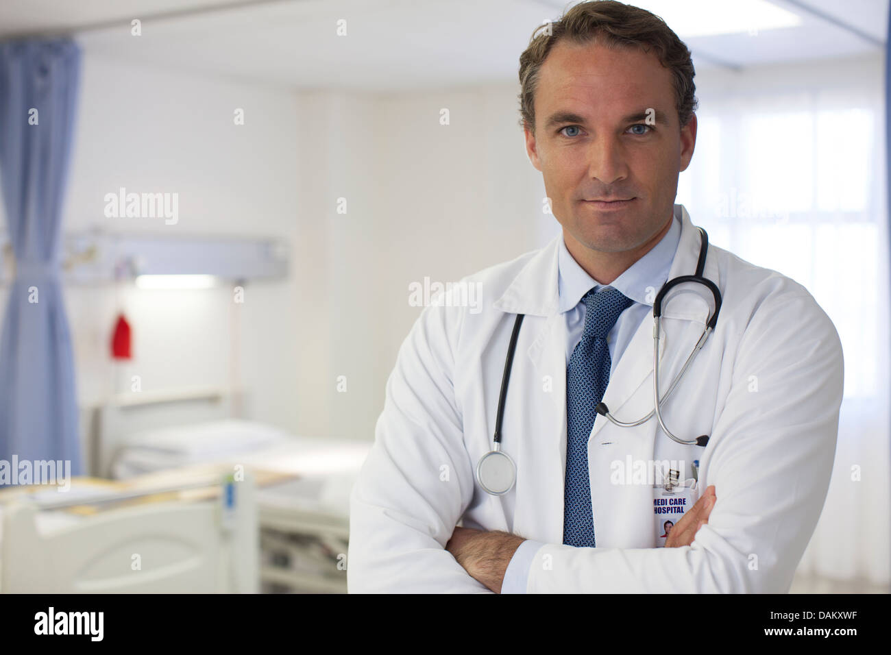 Arzt im Krankenzimmer stehen Stockfoto